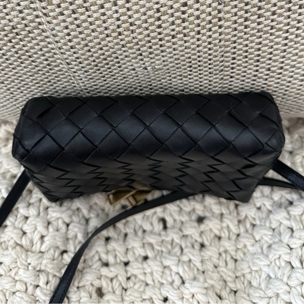 Bottega Veneta Intrecciato Shoulder Bag In Black Leather With Gold Hardware - Picture 4 of 15